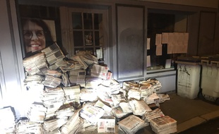 Des tas de journaux ont été déposés devant le local de Valérie Oppelt