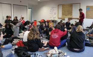 Réunis dans une salle de l'annexe du conservatoire de Grenoble, une cinquantaine de jeunes de Youth For Climate France concluent ce vendredi 1er novembre leur congrès national.