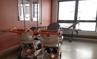 Illustration de fauteuils roulants ici dans les couloirs du CHU Pontchaillou, à Rennes.