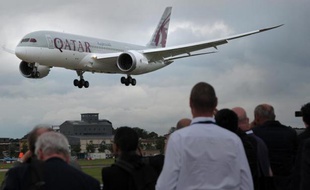 Un Boeing 787 Dreamliner de Qatar Airways atterrit le 9 juillet 2012 au salon de l'aviation à Farnborough, au Royaume-Uni
