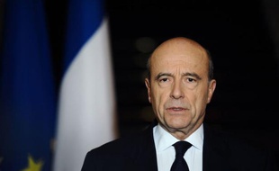La France n'entend "pas céder à la panique" et retirer totalement en 2012 ses troupes d'Afghanistan, a déclaré mardi le ministre des Affaires étrangères, Alain Juppé, à l'opposition socialiste qui réclamait au contraire un rapatriement complet d'ici la fin de l'année.