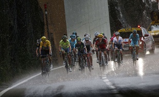 Le groupe des favoris monte vers la station d'Andorre Arcalis sur le Tour 2016.