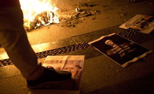 Un homme piétine un portrait du prédicateur turc Fethullah Gülen lors d'une manifestation place Taksim à Istanbul en Turquie, le 18 juillet 2016, trois jours après la tentative ratée de coup d'Etat. P.Giannakouris/AP/SIPA