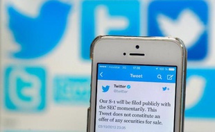 Avec son entrée en Bourse à 1 milliard de dollars, le réseau social Twitter semble choisir des débuts prudents à Wall Street, soucieux d'éviter les erreurs de son plus grand rival Facebook l'année dernière.
