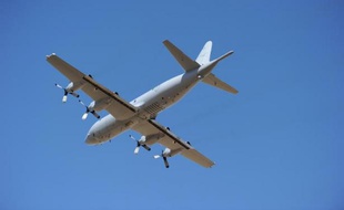 Un avion vole près de Perth dans le cadre des recherches des débris du MH370 le 28 mars 2014
