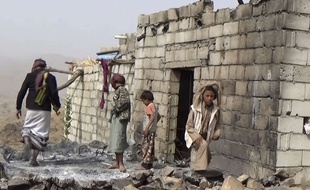 Dans le village de Yakla, des résidents retrouvent leur maison totalement ravagée par les frappes au Yémen, le 3 février 2017.
