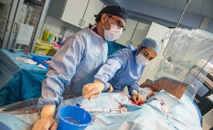 Le personnel soignant de la clinique la Roseraie, a Aubervilliers, en Seine saint denis, est en premiere ligne face a l'epidemie, dans des operations chirurgicales liees a des patients covid et non covid, qu'il faut gerer et effectuer en urgence, avec la precision et l'efficacite maximum.