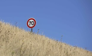 Un panneau de limitation de vitesse en France