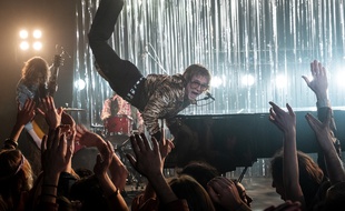 Taron Egerton dans Rocketman de Dexter Flectcher