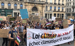 Entre 4.500 et 6.200 personnes ont défilé dimanche après-midi à Lyon pour le climat.