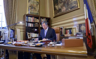 Le maire UMP de Levallois-Perret, Patrick Balkany, dans son bureau, le 18 novembre 2013