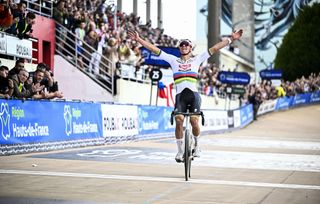 En images : Le triomphe monumental de Van der Poel sur la Paris-Roubaix