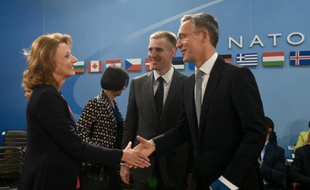 La ministre de la Défense monténégrine Milica Pejanovic Durisic (g) salue le secrétaire général de l'Otan Jens Stoltenberg (d) à Bruxelles le 2 décembre 2015