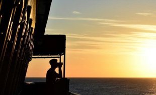 Un marin à bord du navire allemand Werra, surveille la Méditerranée le 30 septembre 2015