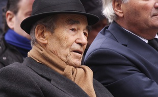 Robert Badinter assiste à l'inauguration de l'allée Jean-Jacques Servan-Schreiber, à Paris le 17 novembre 2016.