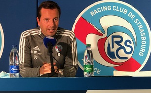 Non, Julien Stéphan n'a pas retiré les bouteilles de Carola de la tribune.