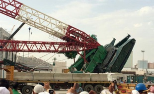 Des pèlerins prennent des photos le 12 septepbre 2015 de la grue qui s'est effondrée la veille dans la Grande Mosquée de La Mecque