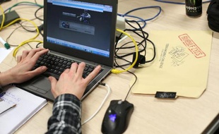 Deux syndicats professionnels et des "majors" américaines du disque et du cinéma réclament près de trois millions d'euros à deux anciens gérants d'un site de téléchargement illégal, Undeadlink, lors d'une audience civile prévue vendredi à Bourg-en-Bresse.