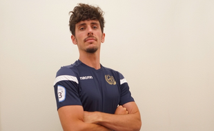 Javi Poves avec le maillot du FC Terre plate.