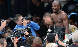 Floyd Mayweather ajoute à son palmarès la ceinture WBA grâce à une victoire contre Marcos Maidana, le 03 mars 2014.
