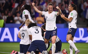 L'équipe de France après le but d'Amandine Henry