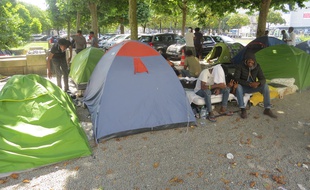 Plus de 250 migrants sont désormais installés square Daviais dans le centre ville de Nantes.