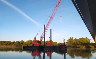La grue est installée au bord du périphérique de Nantes, sur la Loire.