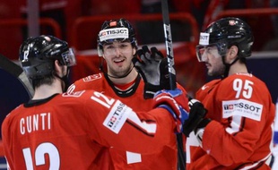 La Suisse a poursuivi sur sa lancée en écrasant la Slovénie (7-1) à Stockholm, tandis que la Finlande a subi un coup d'arrêt en s'inclinant face aux Etats-Unis (4-1) à Helsinki, mercredi lors de la 6e journée du Mondial-2013 de hockey sur glace