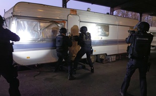 L'opération de démantèlement d'un réseau de trafic de cigarettes et de proxénétisme a mobilisé quelque 150 gendarmes