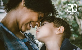 Une femme et un enfant touchant leurs visages