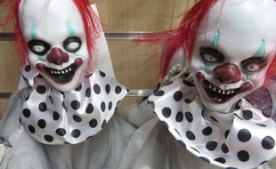 Lyon, le 28 octobre 2014
A quelques jours d'Halloween, les magasins de déguisements n'échappent pas au buzz des clowns agressifs. Les masques de clown se sont arrachés en trois jours.