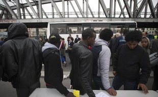 Des migrants africains attendent d'être enregistrés avant leur évacuation du campement de La Chapelle, à Paris, le 2 juin 2015