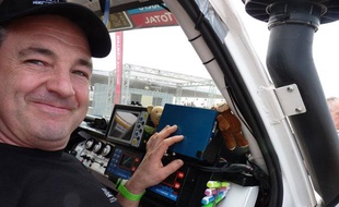 Thierry Latorre, copilote sur le Dakar 2013, présente son "gri-gri".