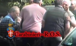 Extrait d'une vidéo, diffusée par la police italienne le 18 novembre 2014, d'une réunion de membres présumés de la mafia calabraise