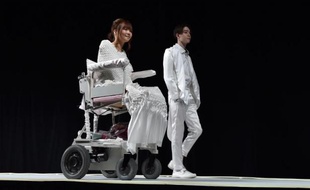 Ami Sano (g), atteinte d'une maladie rare qui l'a laissée sans membres, répète aux côtés d'un mannequin pour un défilé du créateur Takafumi Tsuruta pendant la Semaine de la mode de Tokyo