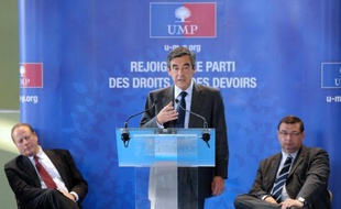 L'ancien Premier ministre UMP François Fillon a moqué jeudi soir la "simplicité ostentatoire" de François Hollande, au sujet de ses déplacements "en bus ou en voiture".