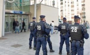 A la station de métro Asnières-Gennevilliers, hier.