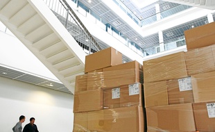 Les cartons sont en train d'être déballés dans le bâtiment de 75 000 m2.