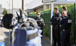Des policiers devant l'immeuble de Souad Merah à Toulouse, le 22 mai 2014