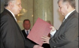 Grâce à un jeu simple, les internautes polonais peuvent maintenant s'entraîner à distinguer les frères jumeaux Lech et Jaroslaw Kaczynski, respectivement président de la République et Premier ministre.