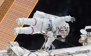 Scott Kelly, le 21 décembre 2015, lors d'une sortie la veille dans l'espace hors de la Station spatiale internationale.