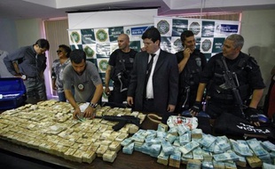 Le récent coup de filet contre les patrons des jeux clandestins, principaux parrains du carnaval de Rio est un coup dur porté au crime organisé, mais pour l'asphyxier totalement il faudra modifier le code pénal et couper son bras financier.