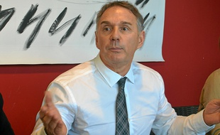 Le député de la 9e circonscription réclame " la retraite politique à 70 ans ".