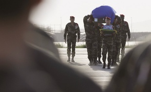 Le corps de Steeve a été rapatrié de Kaboul le 22 juin 2010. En France, le fiasco de Knysna occupe tout l'espace médiatique.