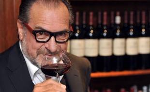 Huit ans après son apparition dans le documentaire Mondovino qui dressait de lui un portrait au vitriol, le Bordelais Michel Rolland revient, avec un livre, "Le gourou du vin" (éd. Glénat, 194 p.), sur son parcours d'eonologue international, non sans régler quelques comptes.