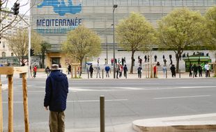 Une queue d'attente pour se faire dépister à l'IHU de Marseille