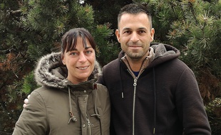 Sandrine et Emmanuel, frère et soeur nés sous X, se sont retrouvés en juin 2017. Ils ont également découvert qu'ils faisaient partie d'une immense fratrie de dix enfants et recherchent d'autres frères et soeurs qui auraient été abandonnés par le mère biologique à Lyon et Grenoble.