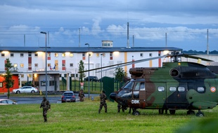 Des soldats français déployés autour de la prison de Condé-sur-Sarthe, près d'Alençon, où deux surveillants sont retenus en otage, le 11 juin 2019.