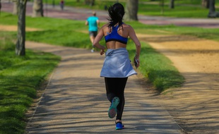 Une jeune femme faisant du jogging. (Illustration)