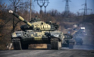 Une colonne de chars prorusses se déplace vers la ville de Krasnyi dans la région de Lougansk, le 28 octobre 2014